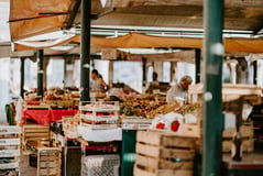 Avoir une place au marché : comment s’y prendre ?